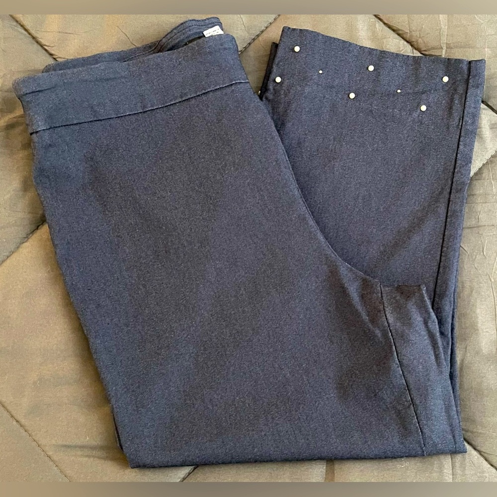 COUNTERPARTS Women's pull-on Capris with embellishment at the bottom. Size: 14.